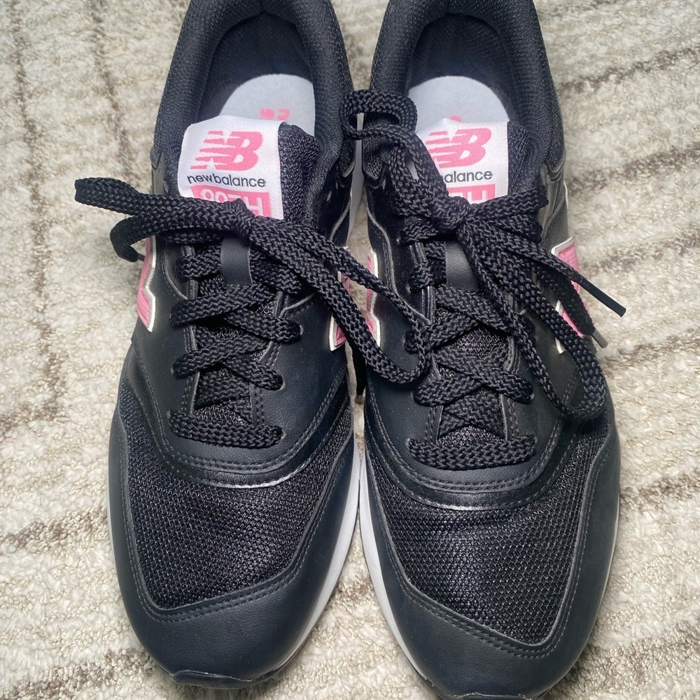 New Balance 997H sneakers in a women’s size 9 US (EU 40.5, UK 7). - Picture 9 of 16